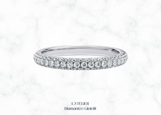 Anello "Unione Perfetta" in Oro 18kt, veretta curvo con diamanti per abbinamento armonioso a un solitario, gioielleria artigianale italiana.	