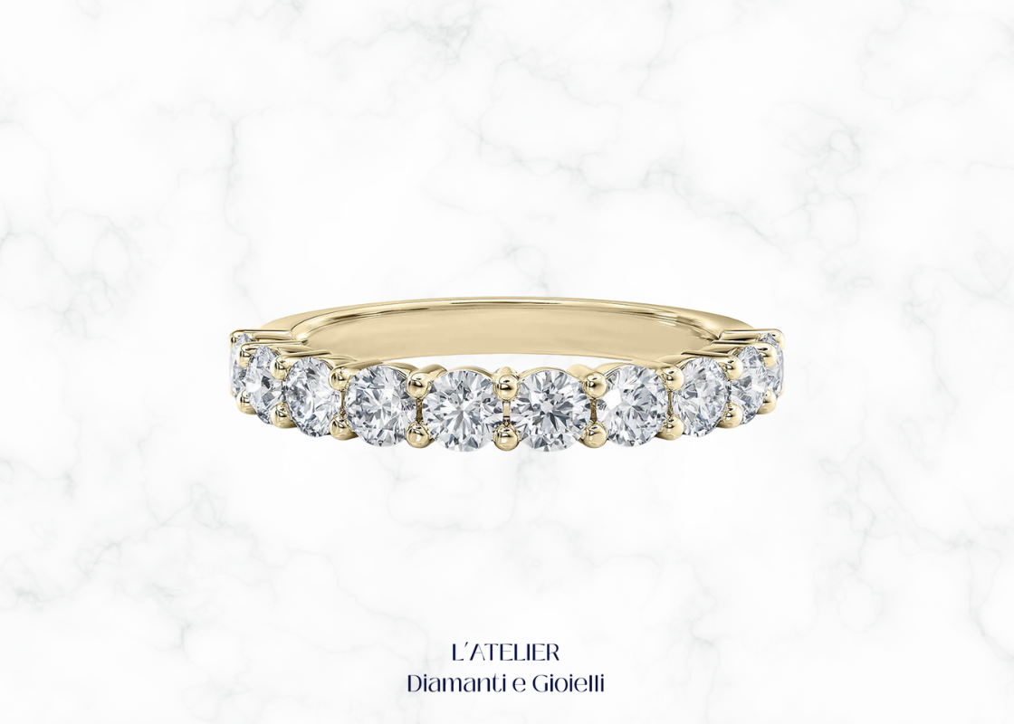 Lussuoso anello 'Eterna Luce' in oro 18 carati con diamanti, che irradia una brillantezza eccezionale. Gioiello simbolo di amore e luce eterna