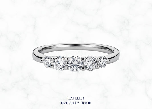 Gioiello di rappresentanza Veretta con 5 Diamanti in Oro 18kt al dito, design classico ed elegante, completamente personalizzabile Atelier Diamanti Roma.	