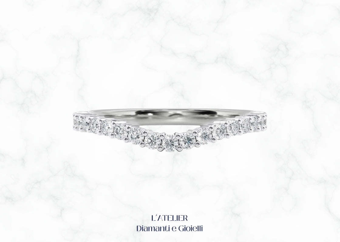 Elegante fascia pavé in oro 18 carati, interamente ricoperta di piccoli diamanti incastonati, creando un effetto di luce continua. Gioiello lussuoso e brillante