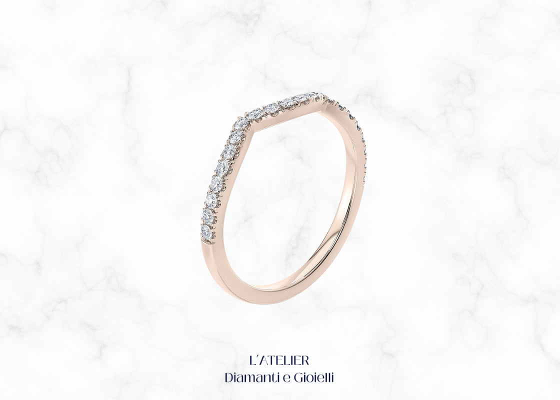 Elegante anello eternity curvo in oro 18 carati con diamanti incastonati lungo tutta la fascia. Gioiello di lusso, ideale come fede nuziale o anello di anniversario.