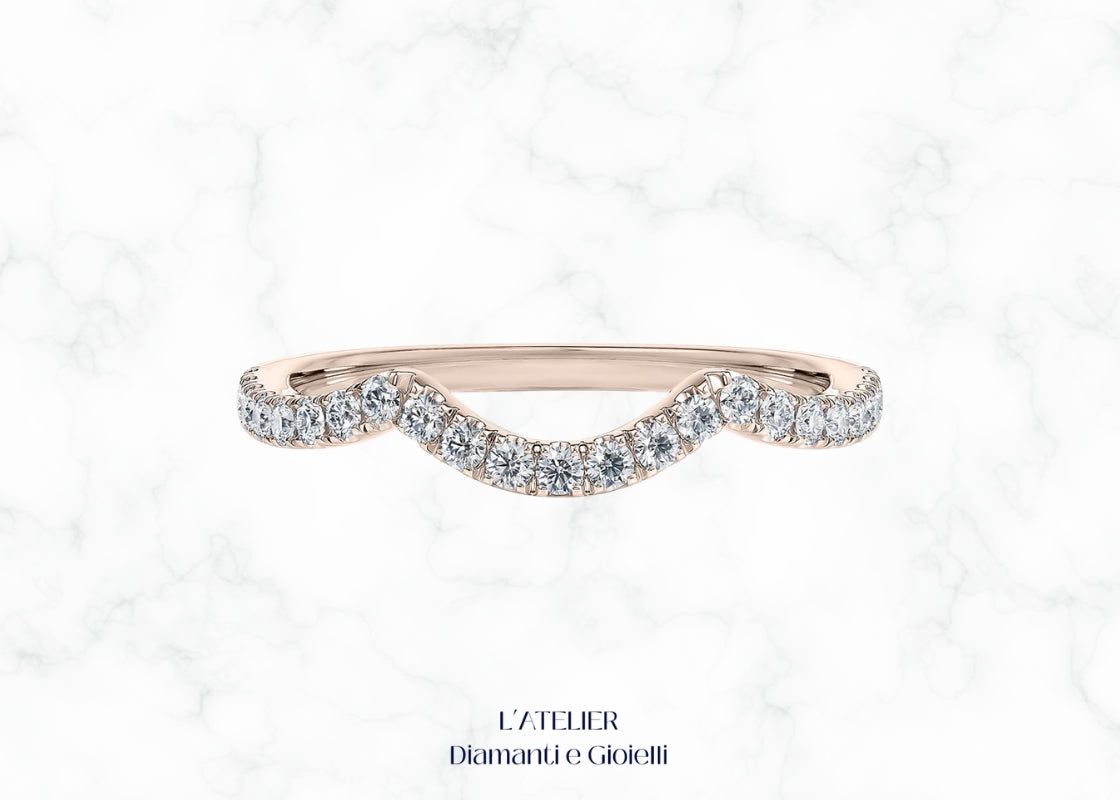 Elegante anello eternity curvo in oro 18 carati con diamanti incastonati lungo tutta la fascia. Gioiello di lusso, ideale come fede nuziale o anello di anniversario.