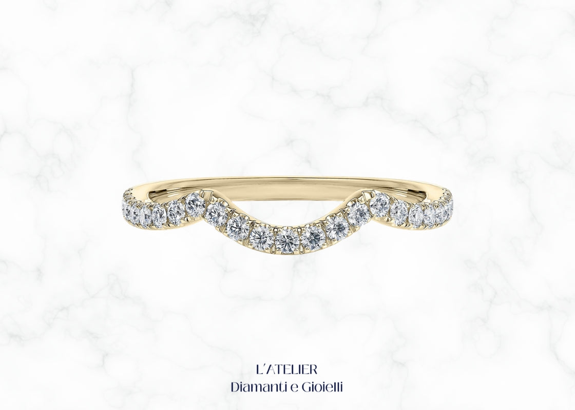 Elegante anello eternity curvo in oro 18 carati con diamanti incastonati lungo tutta la fascia. Gioiello di lusso, ideale come fede nuziale o anello di anniversario.