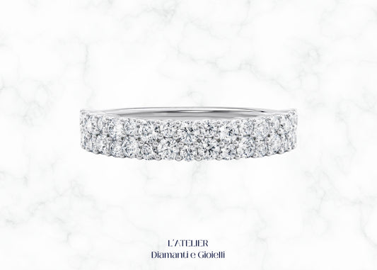 Lussuoso anello eternity 'Splendore Eterno' in oro 18 carati, interamente ricoperto di diamanti brillanti. Gioiello simbolo di amore eterno e raffinatezza