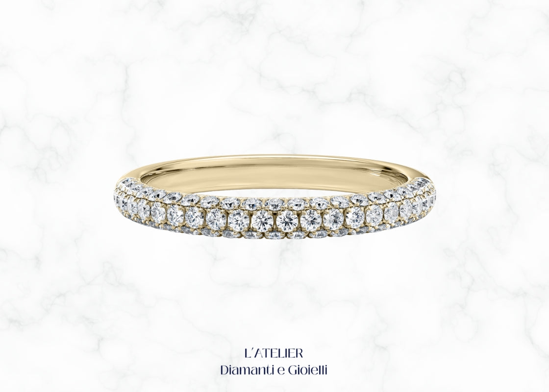 Anello "Unione Perfetta" in Oro Giallo 18kt, veretta curvo con diamanti per abbinamento armonioso a un solitario, gioielleria artigianale italiana.	