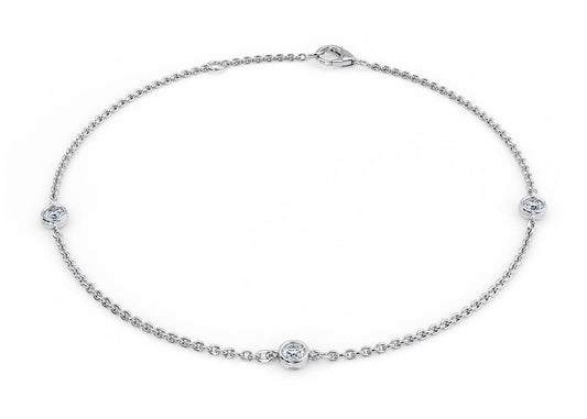 Elegante bracciale in oro 18 carati con tre diamanti brillanti. Gioiello raffinato e lussuoso, perfetto per ogni occasione