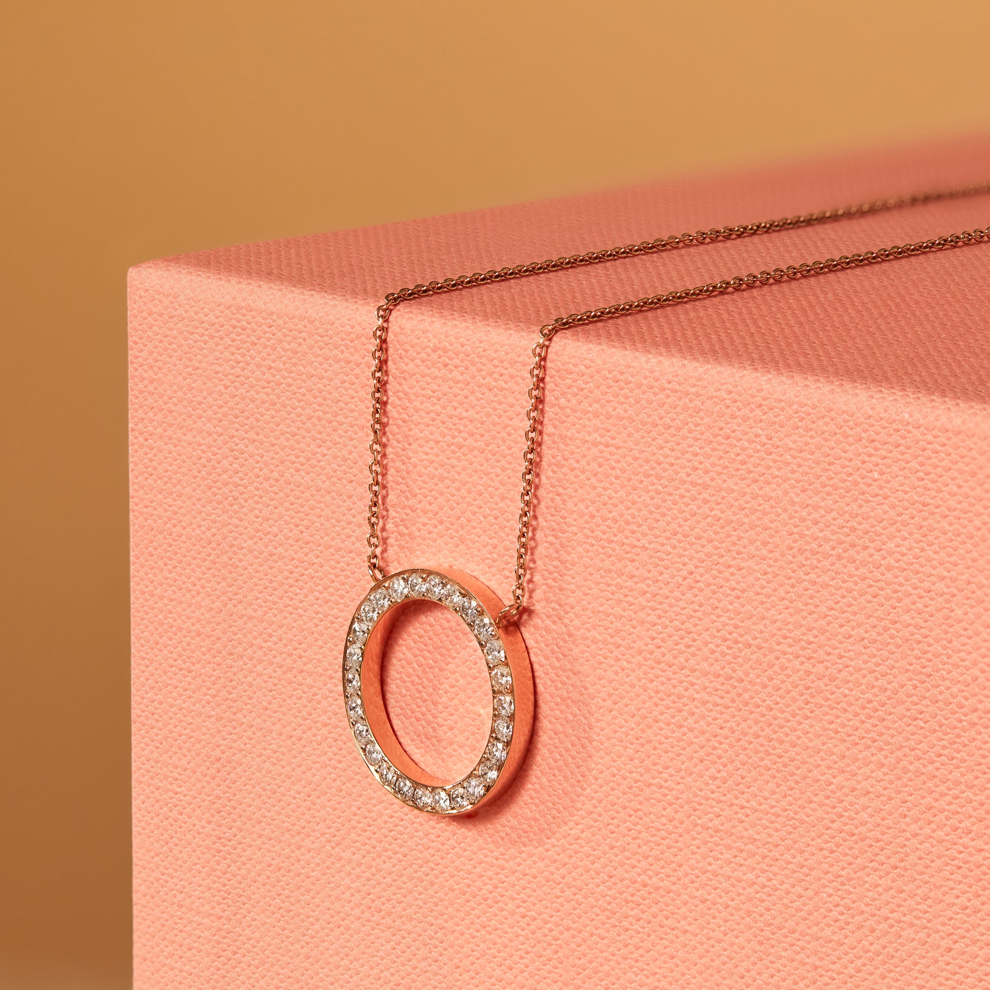 Elegante collana 'Il Cerchio della Vita' in oro 18 carati con un cerchio interamente ricoperto di diamanti. Gioiello simbolo di eternità e legami forti