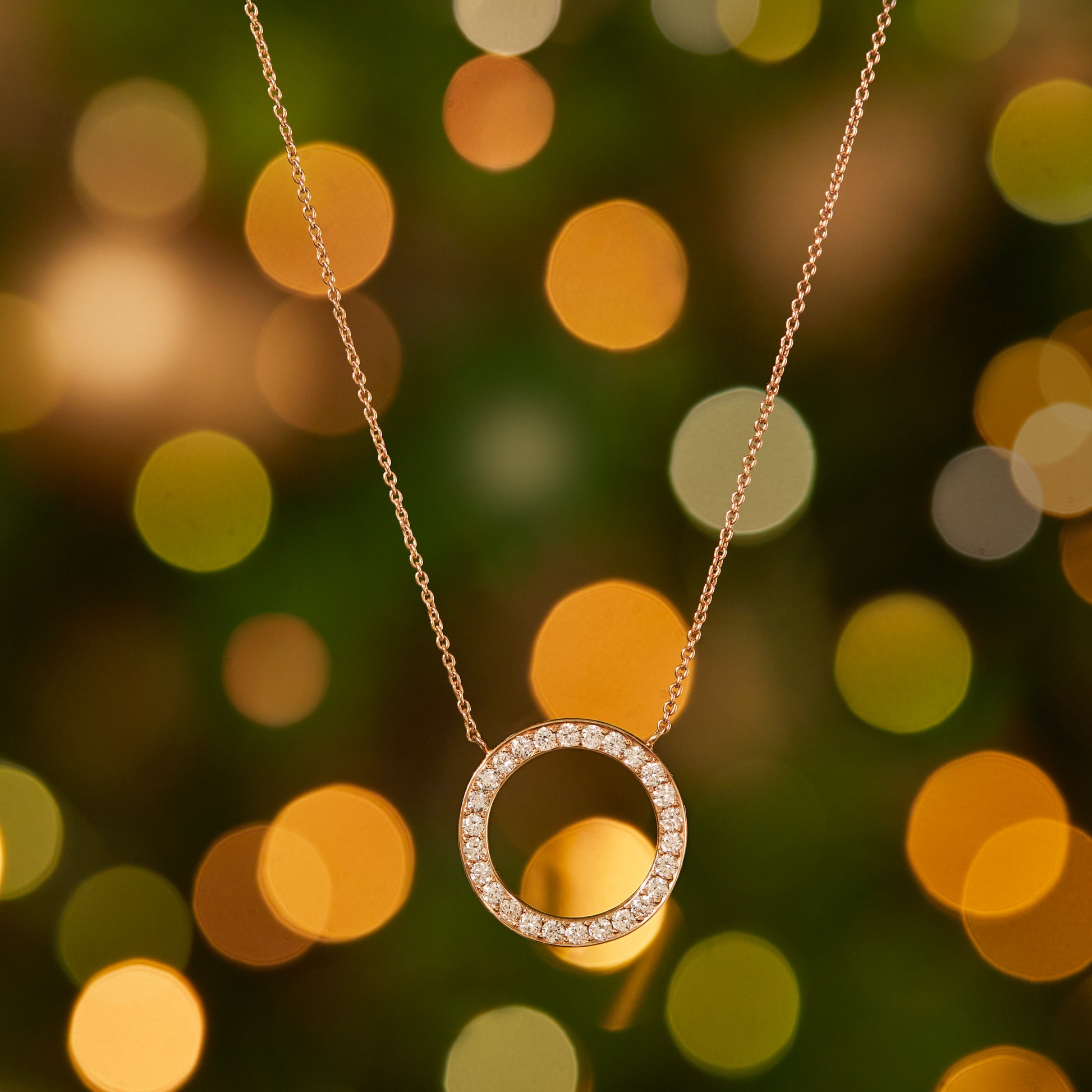 Elegante collana 'Il Cerchio della Vita' in oro 18 carati con un cerchio interamente ricoperto di diamanti. Gioiello simbolo di eternità e legami forti