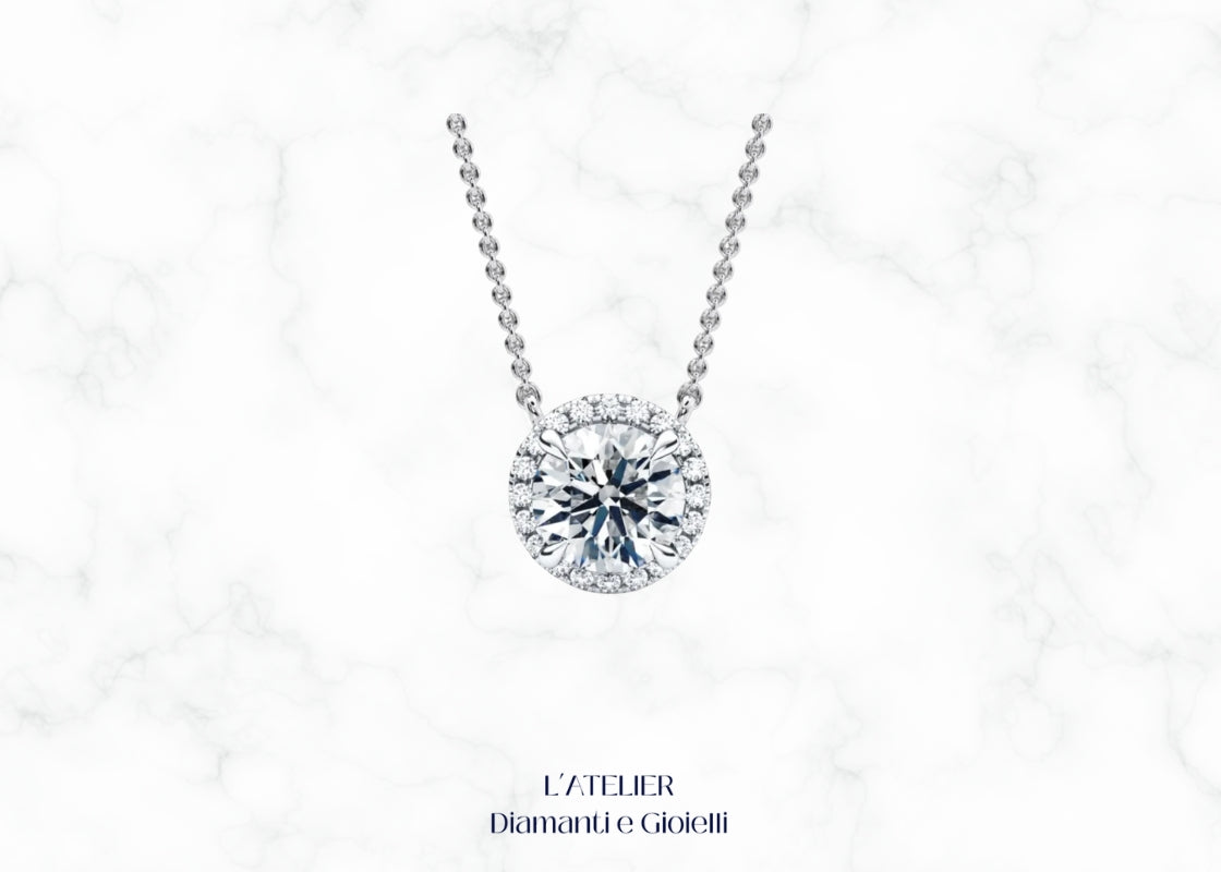 collana modello punto luce con diamante rotondo con contorno di diamanti più piccoli