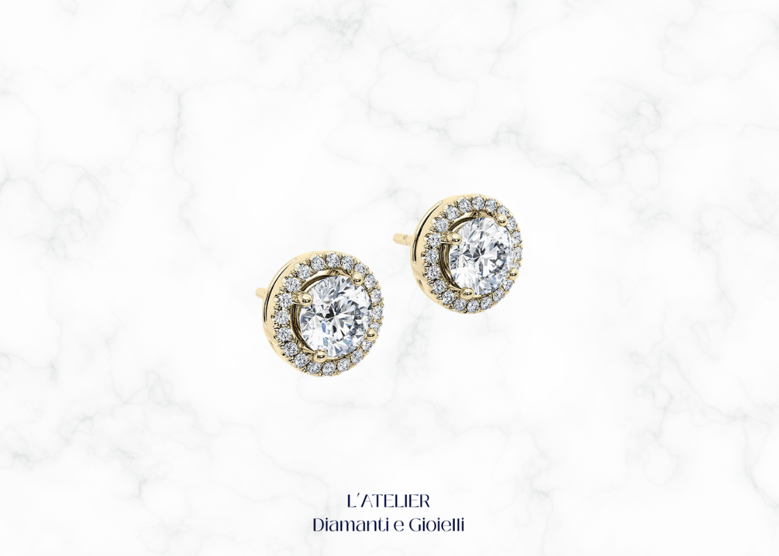 Eleganti orecchini halo in oro 18 carati con diamante centrale circondato da un pavé di diamanti più piccoli. Gioielli di lusso e raffinatezza