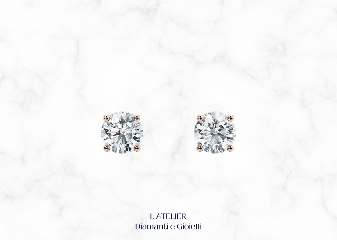 Primo piano sulla montatura a griffe di orecchini punto luce diamante Colore F Purezza VS1. Dettaglio gioiello oro 18k.

