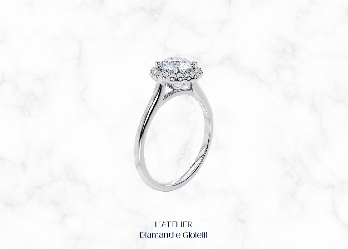 Elegante anello solitario halo in oro 18 carati con diamante centrale circondato da un pavé di diamanti. Gioiello di fidanzamento lussuoso e brillante.