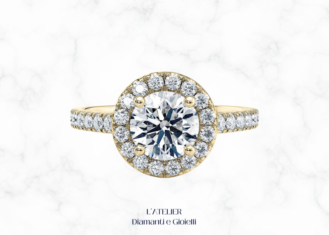 Anello Solitario Halo rotondo in Oro 18kt con Diamante Centrale e Pavé sul Gambo, gioiello di fidanzamento certificato Atelier Diamanti.	