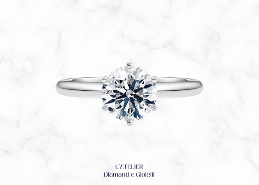 Anello Solitario Ispirazione Tiffany in Oro 18kt con Diamante Taglio Brillante certificato, montatura a sei griffe, gioiello di fidanzamento Atelier Diamanti Roma.	