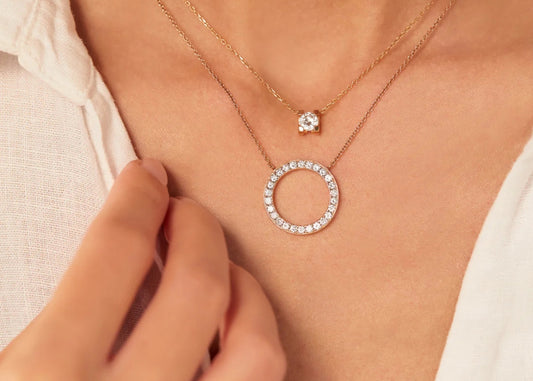 Elegante collana 'Il Cerchio della Vita' in oro 18 carati con un cerchio interamente ricoperto di diamanti. Gioiello simbolo di eternità e legami forti