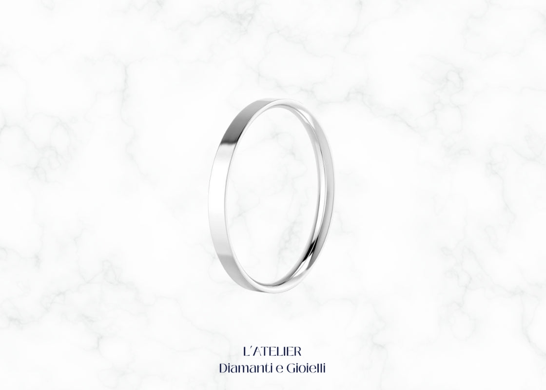 Dettaglio della fede classica in oro bianco 18k con fascia piatta e profilo interno smussato. Anello matrimonio moderno e confortevole.

