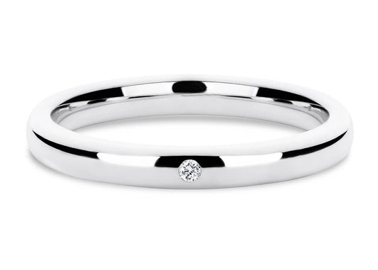 Fede nuziale in oro bianco o platino con un diamante, ambientata a Roma. Anello elegante per matrimonio di Atelier Diamanti.
